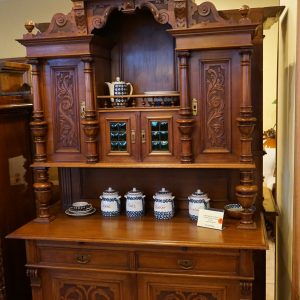 Grosses Buffet Nussbaum