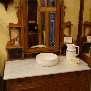 Spiegel in Nussbaum mit Säulen