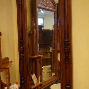 Spiegel in Nussbaum um 1890