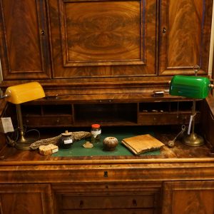 Großer Sekretär mit Details