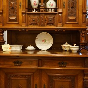 Großes Buffet mit Schnitzereien